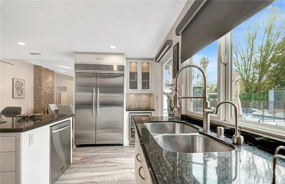 22914 Calvert Street Woodland Hills, CA 91367
