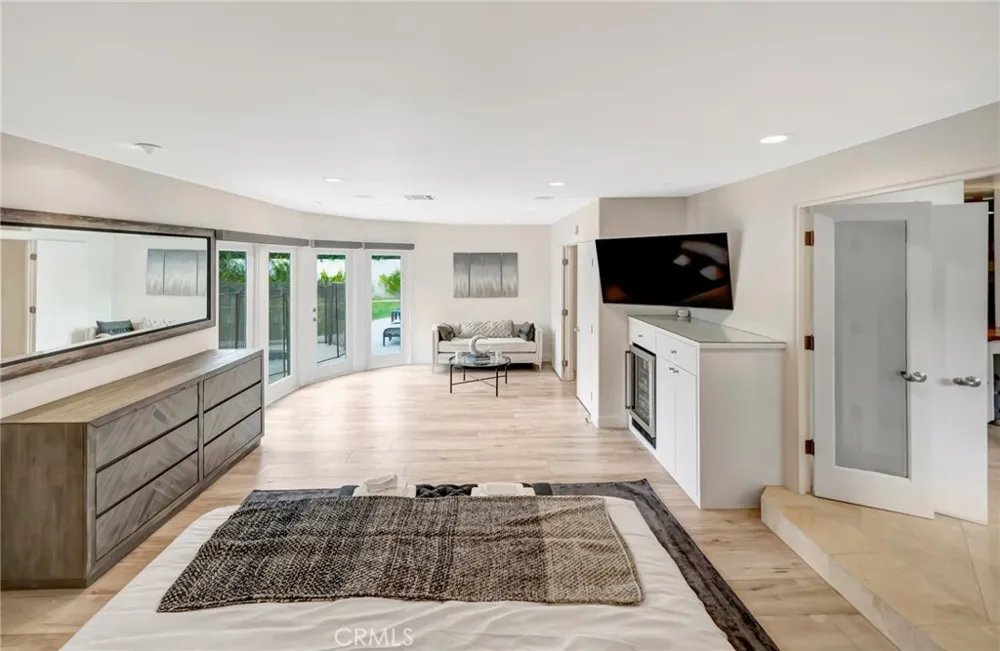 22914 Calvert Street Woodland Hills, CA 91367