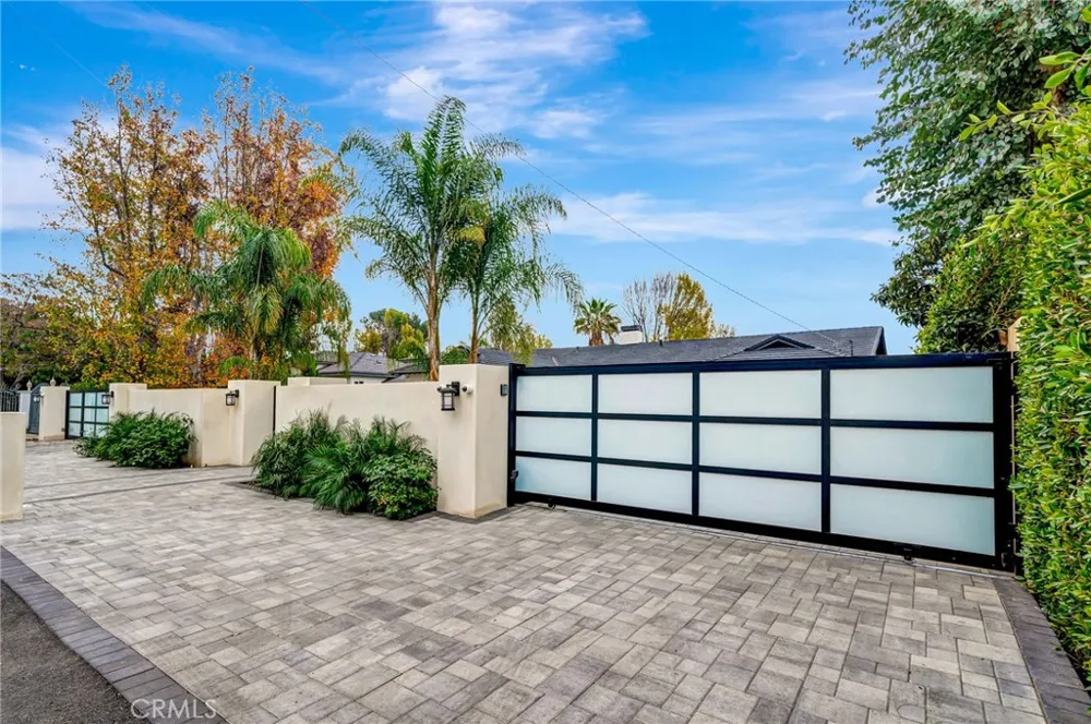 22914 Calvert Street Woodland Hills, CA 91367