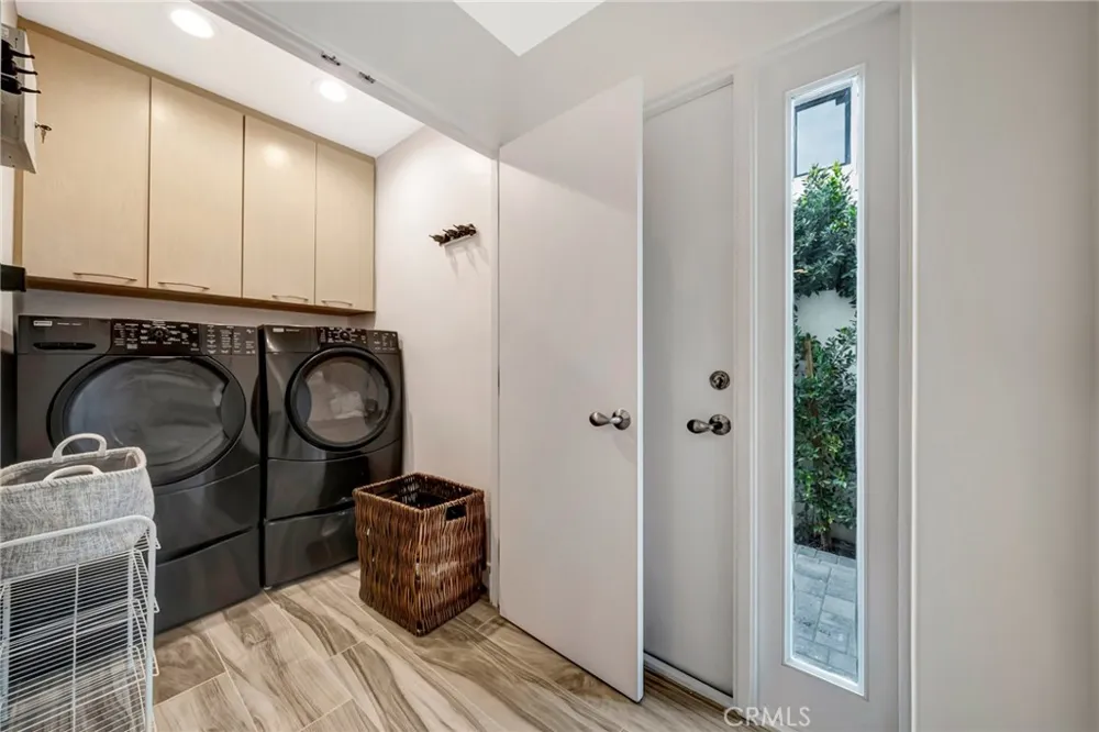 22914 Calvert Street Woodland Hills, CA 91367