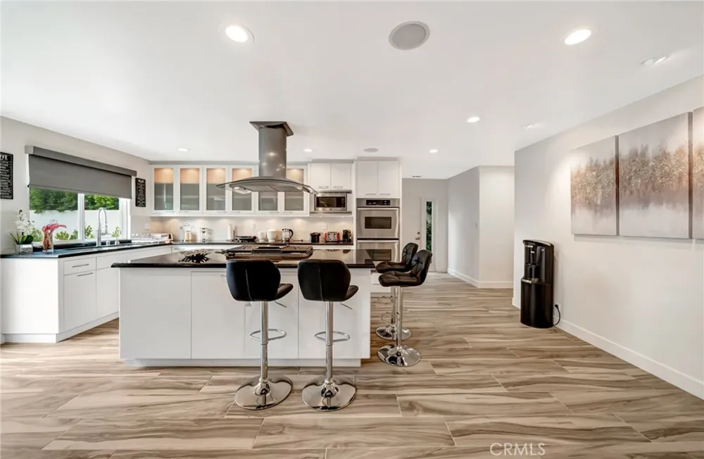 22914 Calvert Street Woodland Hills, CA 91367