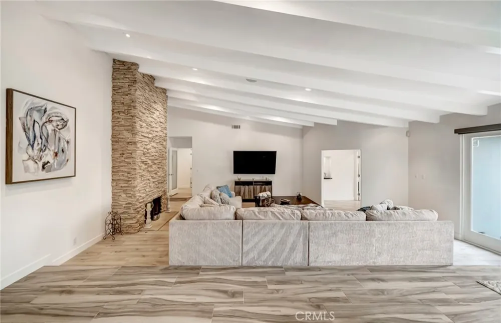 22914 Calvert Street Woodland Hills, CA 91367