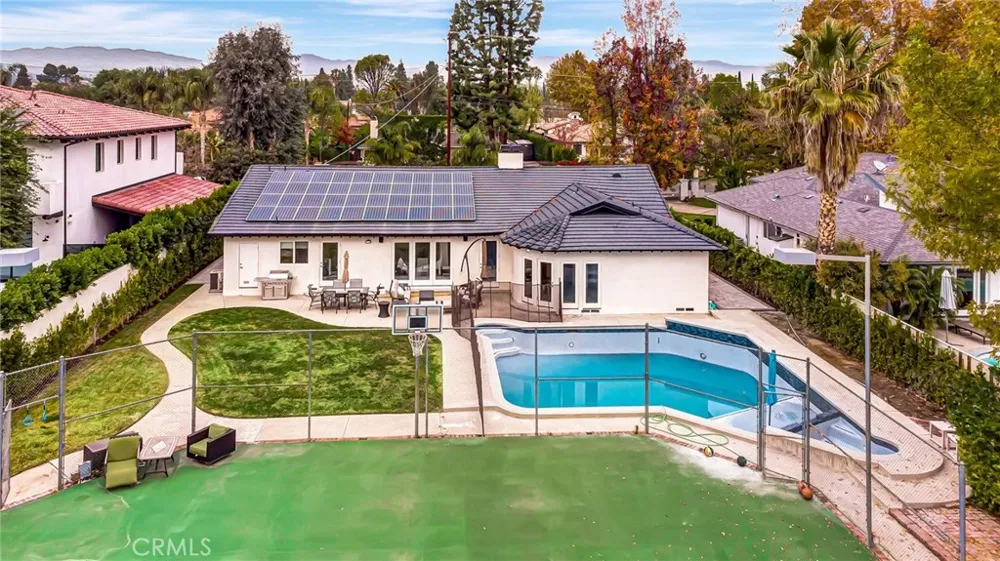 22914 Calvert Street Woodland Hills, CA 91367