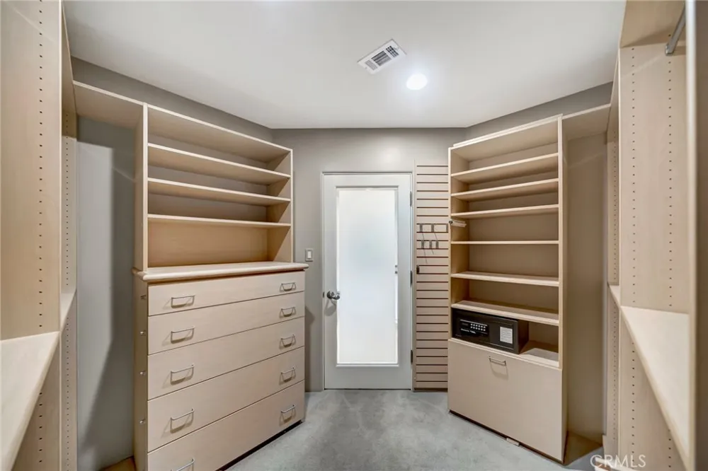 22914 Calvert Street Woodland Hills, CA 91367
