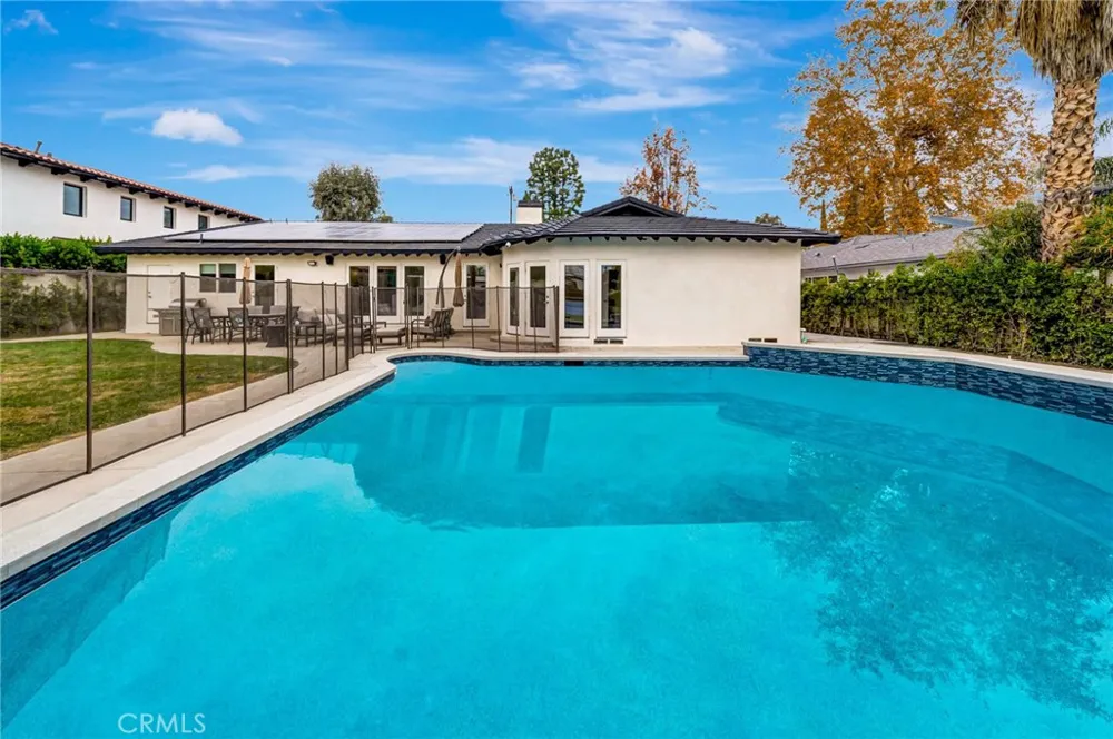 22914 Calvert Street Woodland Hills, CA 91367