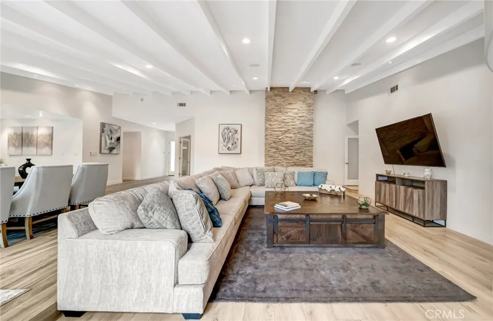 22914 Calvert Street Woodland Hills, CA 91367