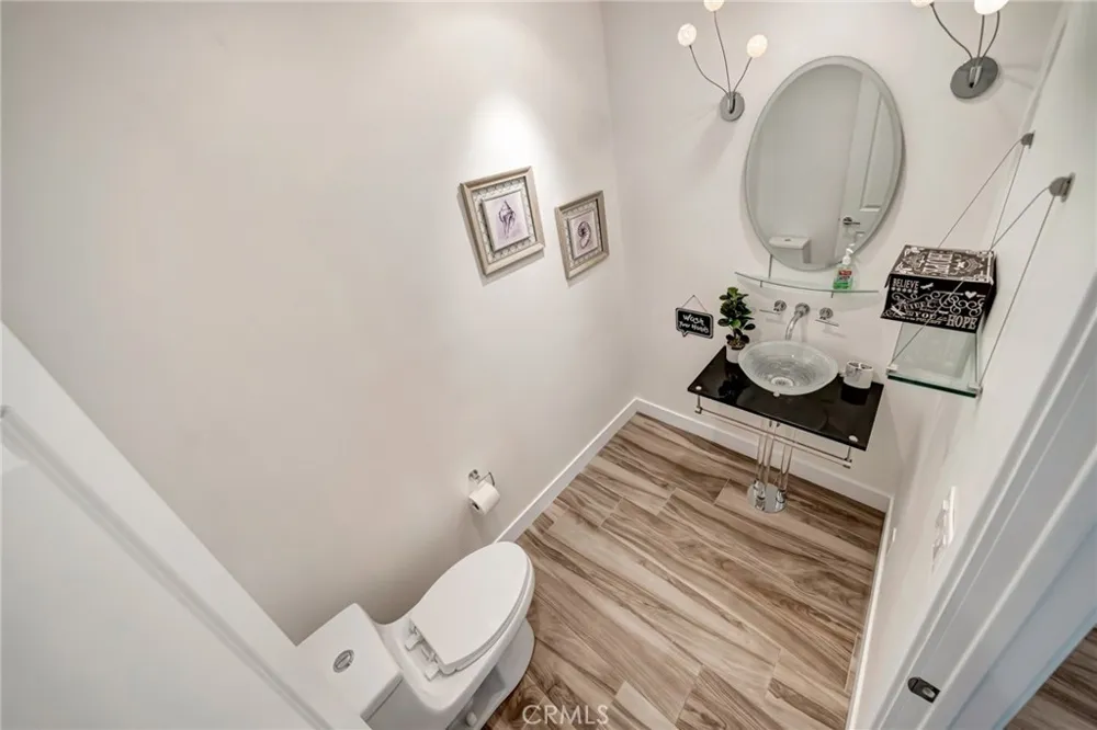 22914 Calvert Street Woodland Hills, CA 91367