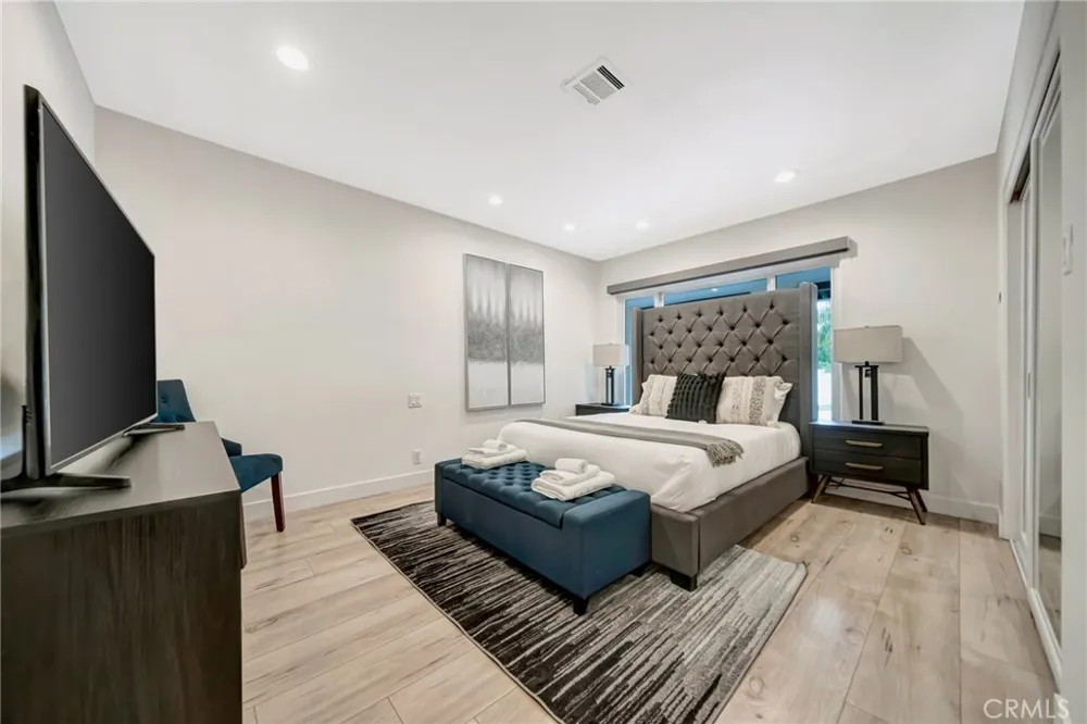 22914 Calvert Street Woodland Hills, CA 91367