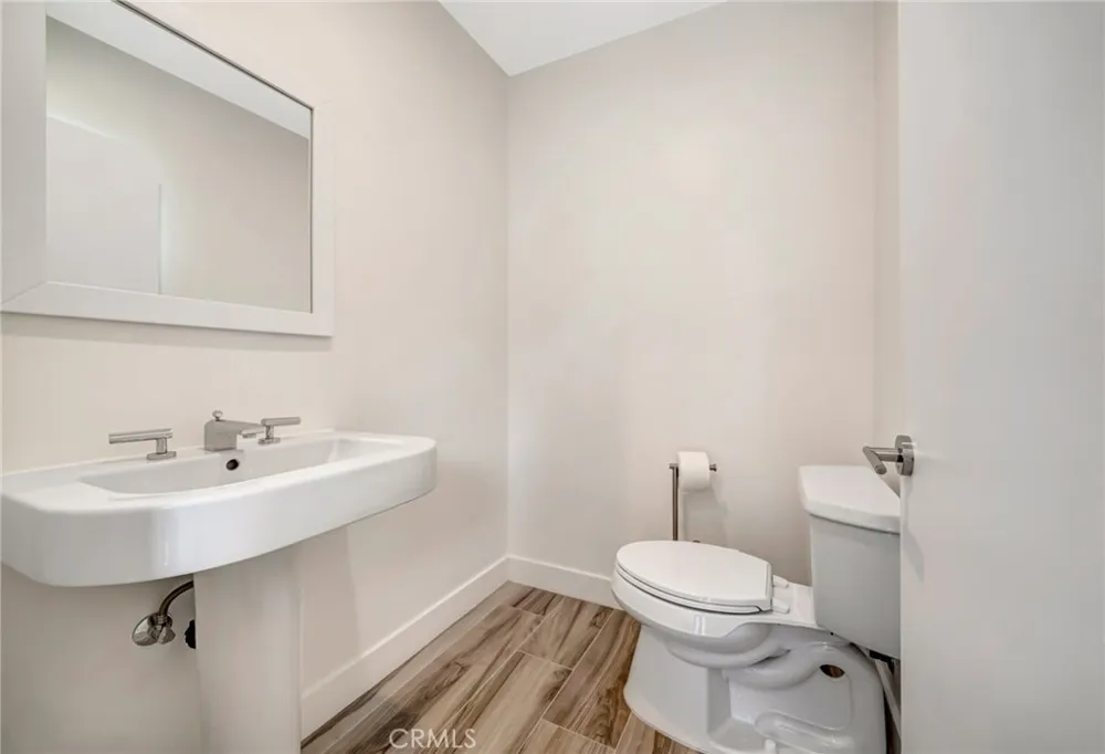 22914 Calvert Street Woodland Hills, CA 91367