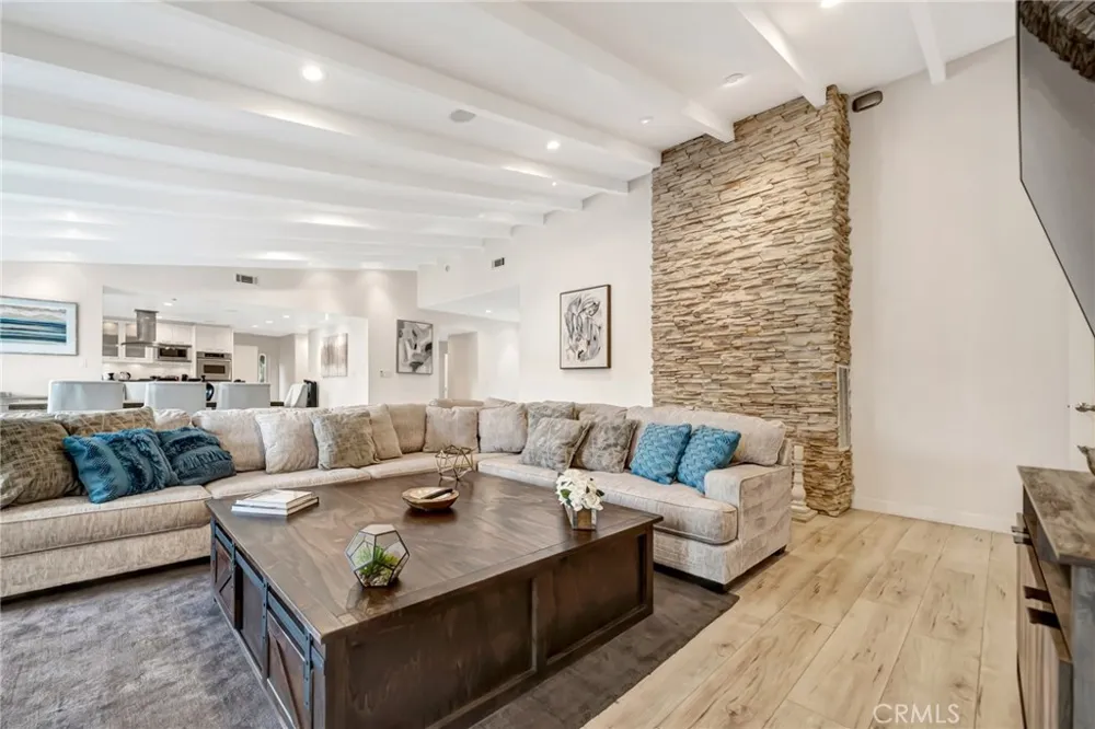 22914 Calvert Street Woodland Hills, CA 91367