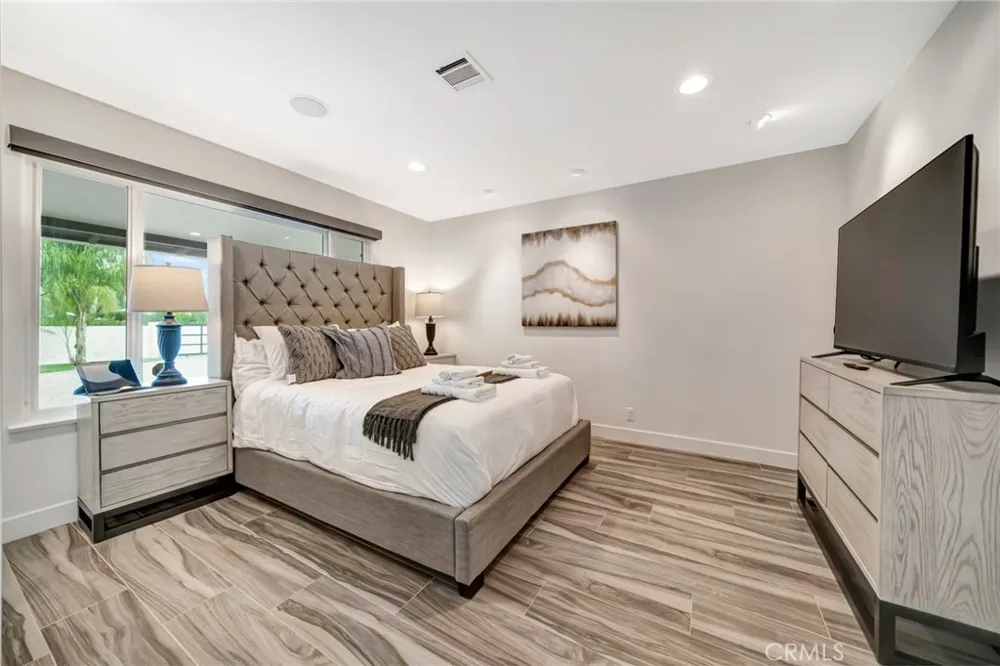 22914 Calvert Street Woodland Hills, CA 91367