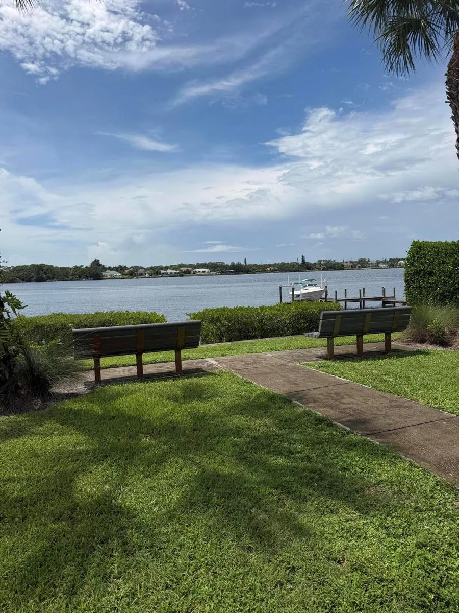 229 GOLFVIEW DRIVE Tequesta, FL 33469