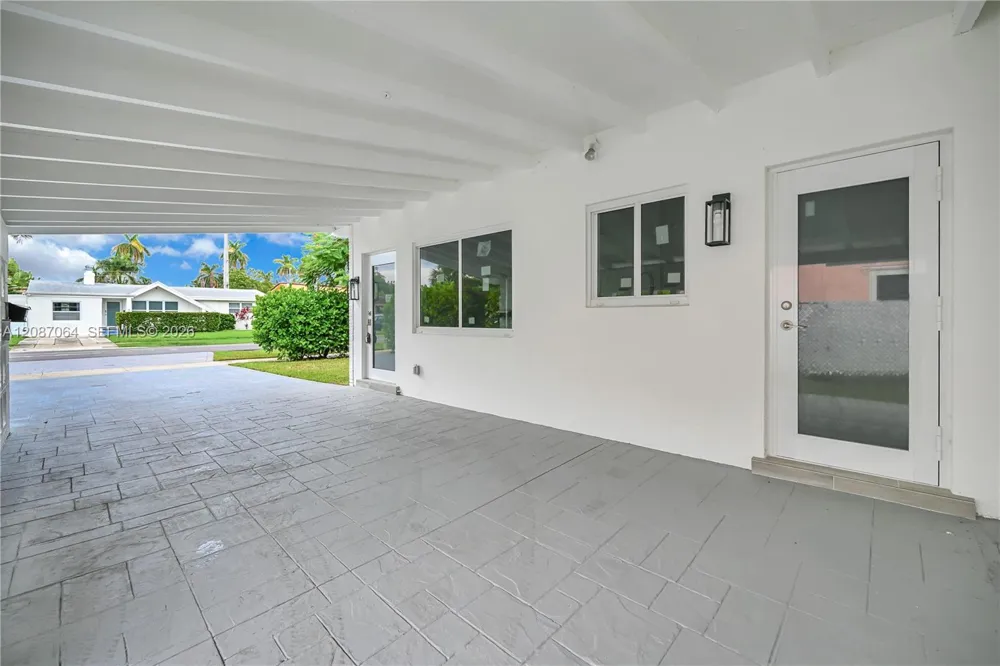 1018 NE 7th St Hallandale Beach, FL 33009
