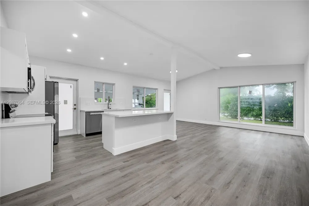 1018 NE 7th St Hallandale Beach, FL 33009