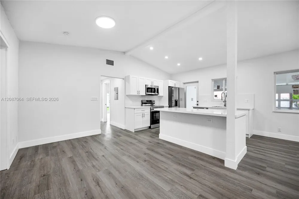 1018 NE 7th St Hallandale Beach, FL 33009
