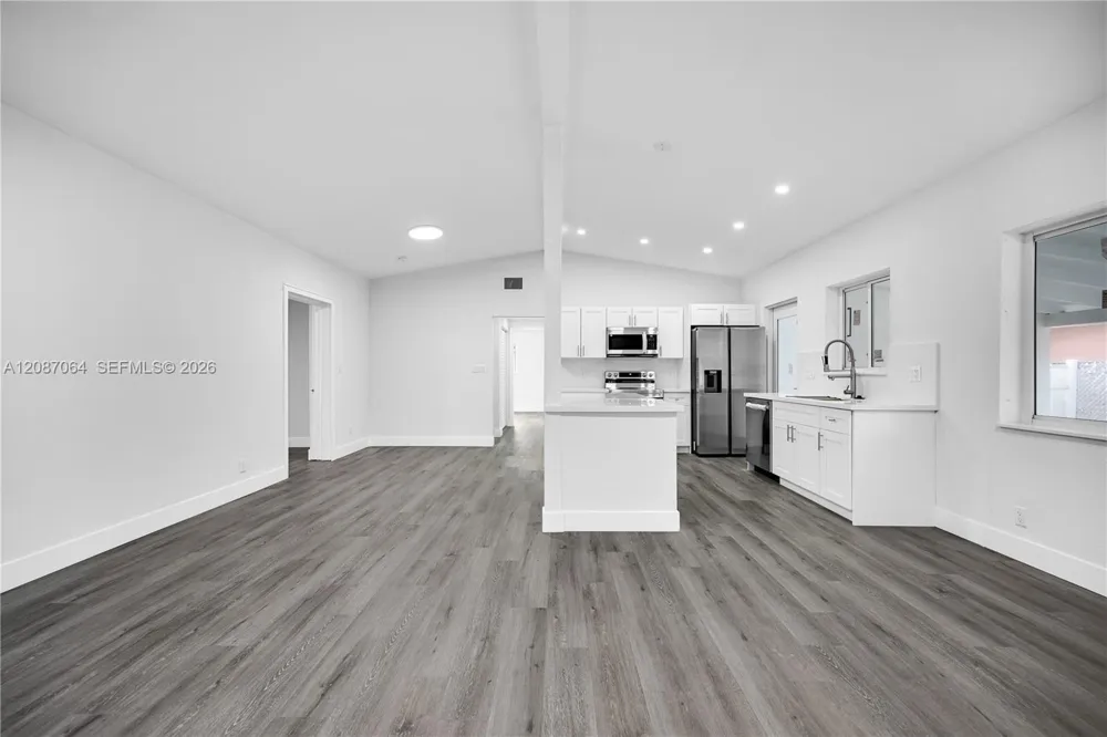 1018 NE 7th St Hallandale Beach, FL 33009
