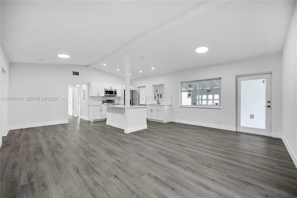 1018 NE 7th St Hallandale Beach, FL 33009