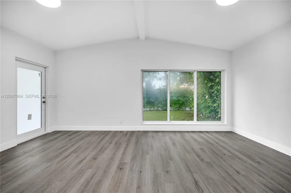 1018 NE 7th St Hallandale Beach, FL 33009