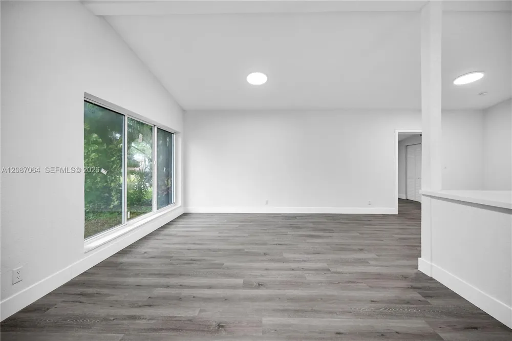 1018 NE 7th St Hallandale Beach, FL 33009