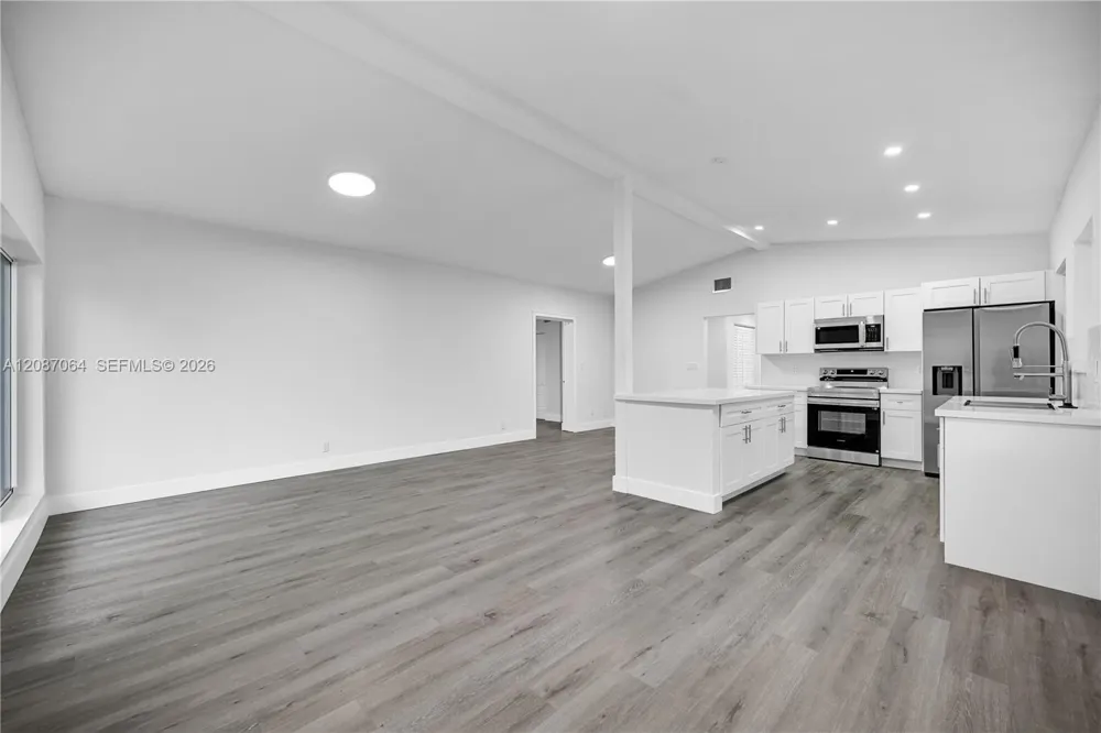 1018 NE 7th St Hallandale Beach, FL 33009