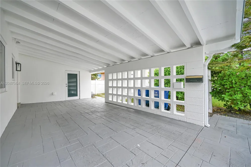 1018 NE 7th St Hallandale Beach, FL 33009