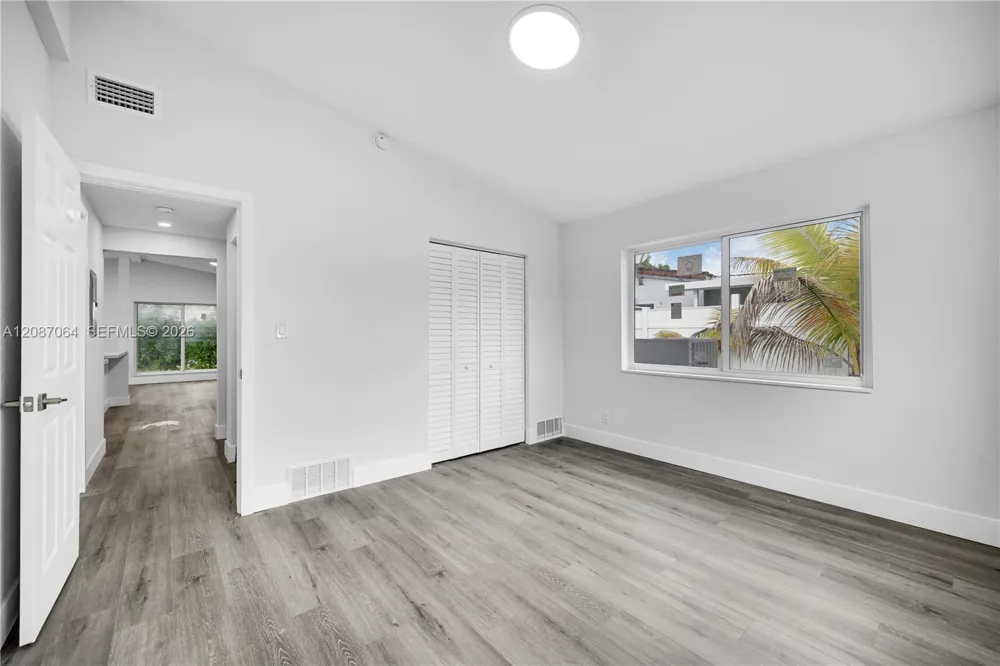 1018 NE 7th St Hallandale Beach, FL 33009