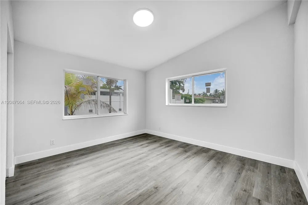 1018 NE 7th St Hallandale Beach, FL 33009