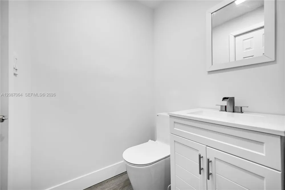 1018 NE 7th St Hallandale Beach, FL 33009