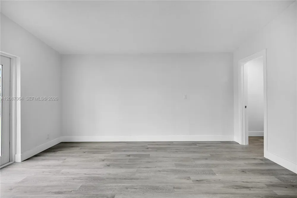 1018 NE 7th St Hallandale Beach, FL 33009