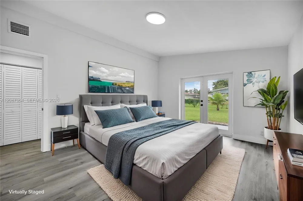 1018 NE 7th St Hallandale Beach, FL 33009