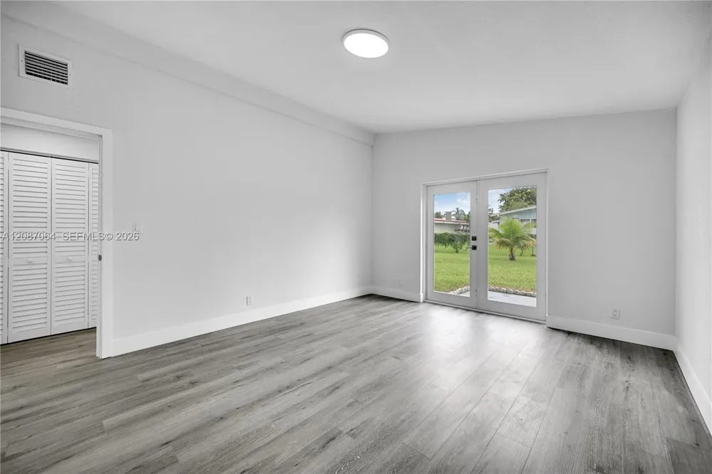 1018 NE 7th St Hallandale Beach, FL 33009