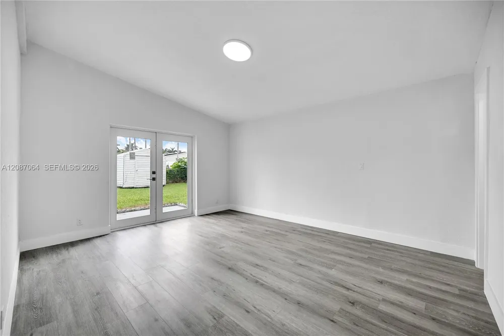 1018 NE 7th St Hallandale Beach, FL 33009
