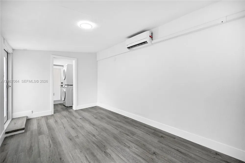 1018 NE 7th St Hallandale Beach, FL 33009