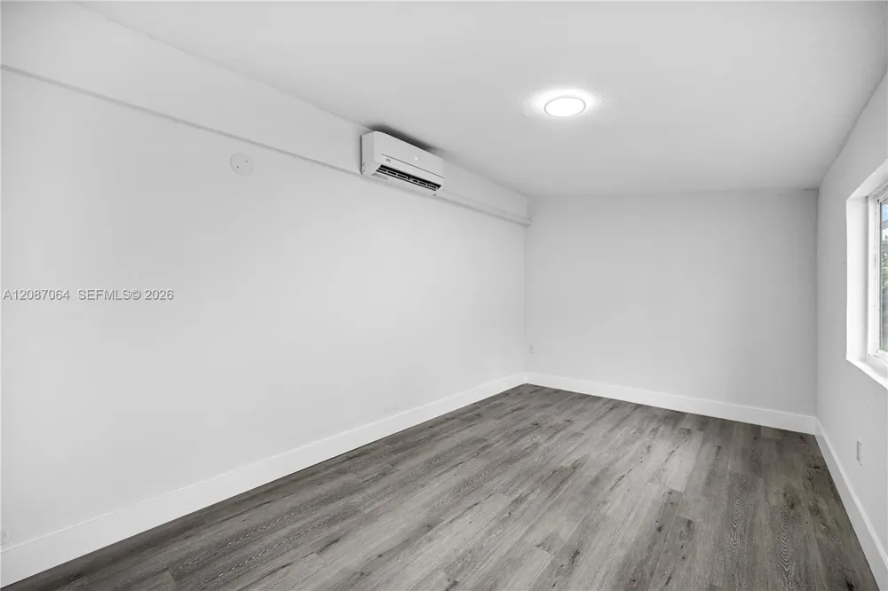 1018 NE 7th St Hallandale Beach, FL 33009
