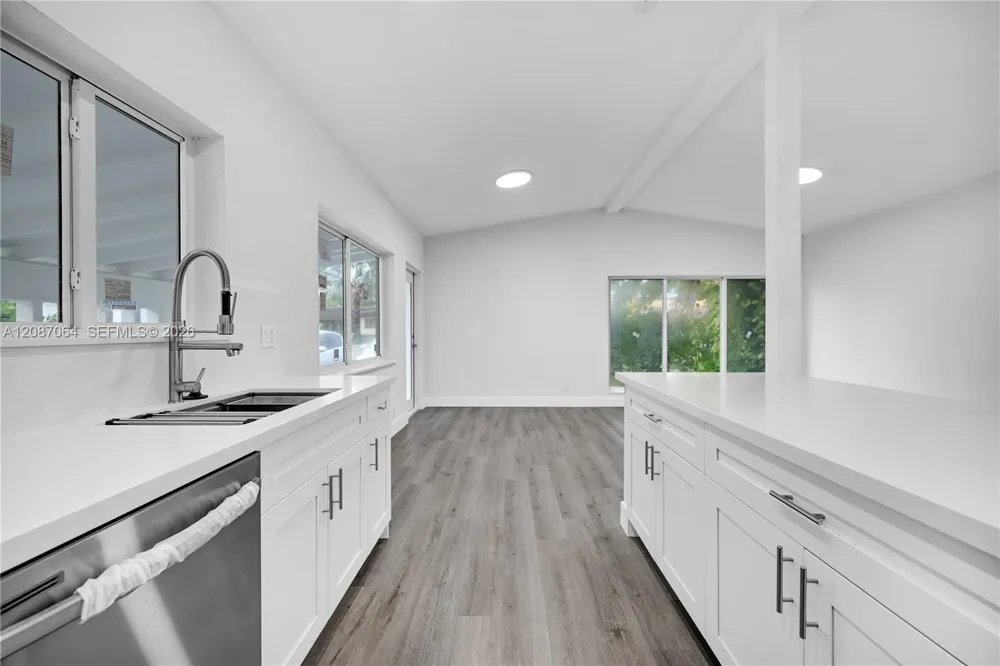 1018 NE 7th St Hallandale Beach, FL 33009