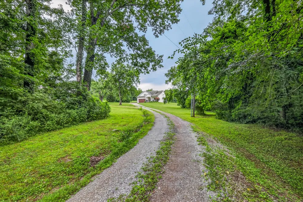 1089 Old Williamsport Pike Columbia, TN 38401
