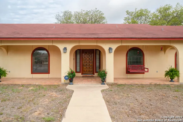 101 ENCINO PARK Devine, TX 78016