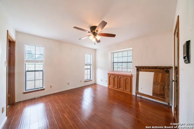 101 ENCINO PARK Devine, TX 78016