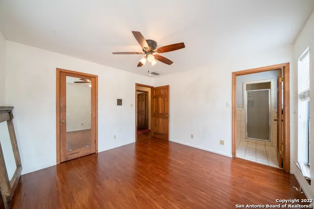 101 ENCINO PARK Devine, TX 78016
