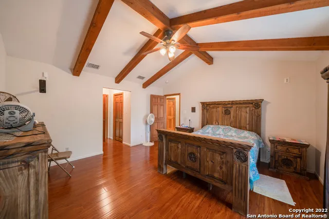 101 ENCINO PARK Devine, TX 78016