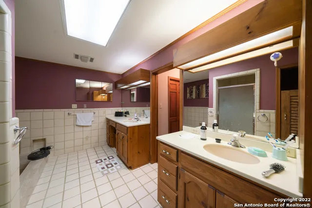 101 ENCINO PARK Devine, TX 78016