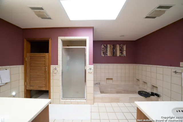 101 ENCINO PARK Devine, TX 78016