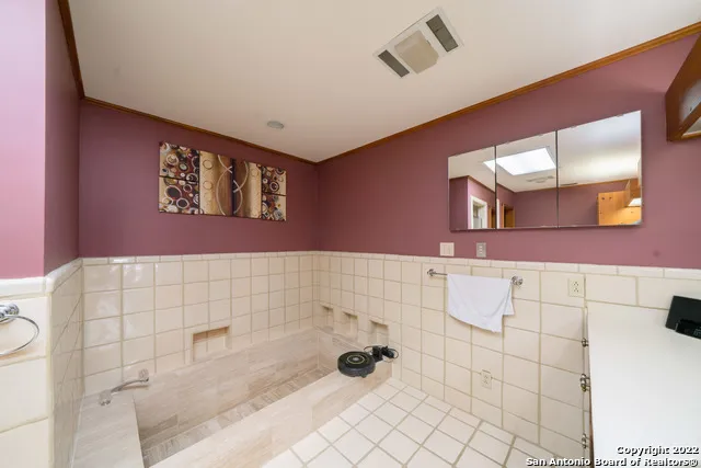 101 ENCINO PARK Devine, TX 78016