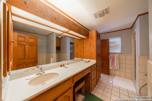 101 ENCINO PARK Devine, TX 78016
