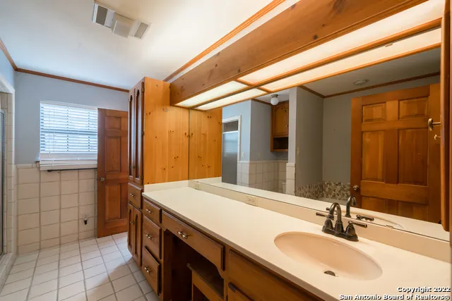 101 ENCINO PARK Devine, TX 78016