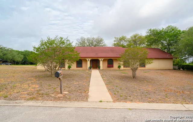 101 ENCINO PARK Devine, TX 78016
