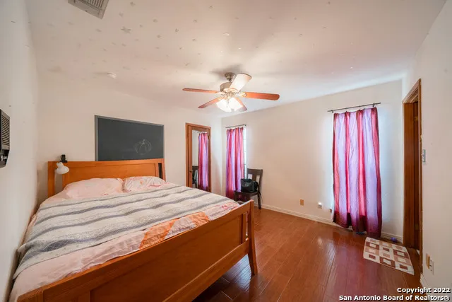 101 ENCINO PARK Devine, TX 78016