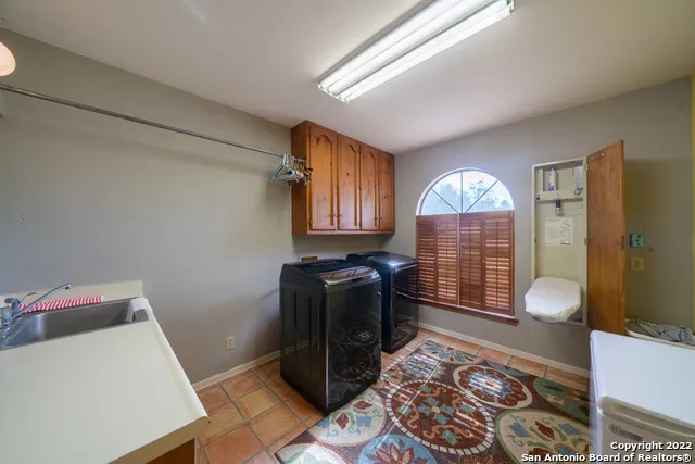 101 ENCINO PARK Devine, TX 78016