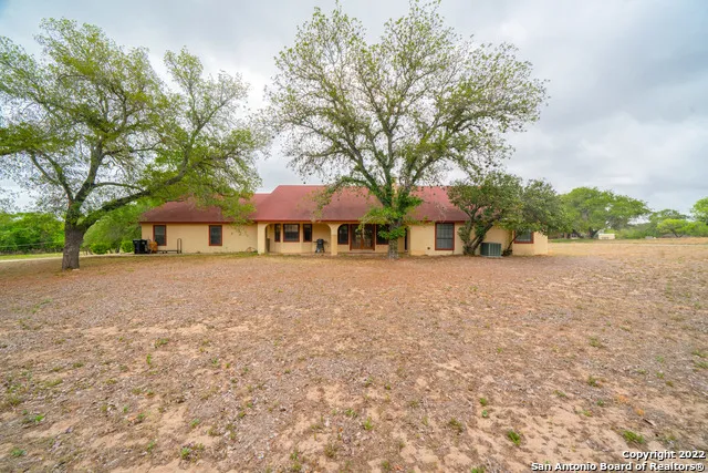 101 ENCINO PARK Devine, TX 78016