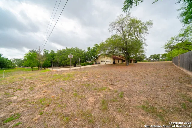 101 ENCINO PARK Devine, TX 78016